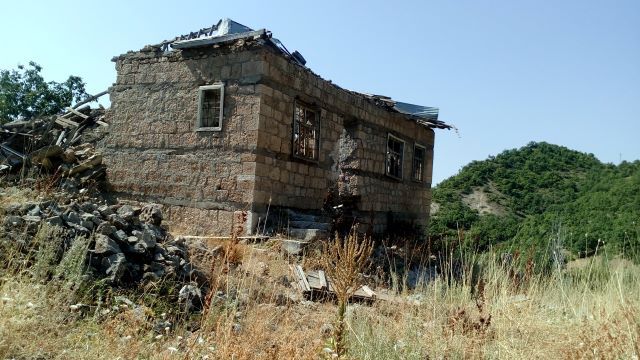 Kamer (Kekil) Dikme ile ağabeyi Hasan (Hüseyin) Dikme’nin  1961 yılında yaptırdığı ev, Pülümür Löriz köyü, 11 Ağustos 2020. 