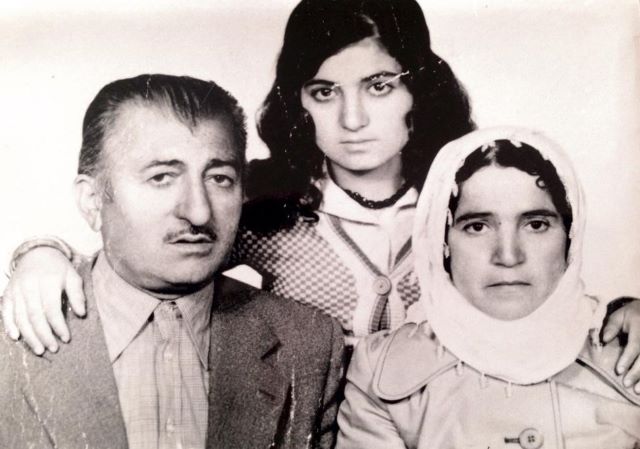 Kamer (Kekil) Dikme (1926-1981), eşi Gülüzar (Emine) Dikme (1923-1991) ve kızı Yadigar Dikme.